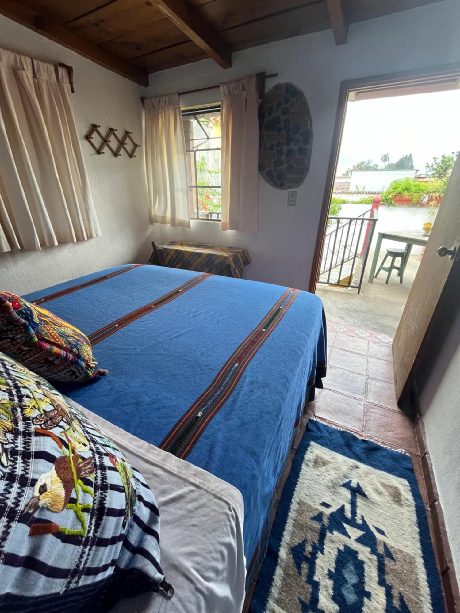 Yellow House Hostel B&B Antigua Екстериор снимка